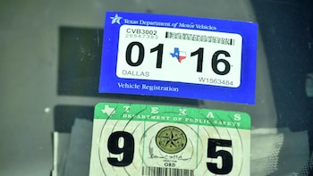 ¿Cuánto tiempo se puede conducir legalmente con la pegatina de matriculación caducada en Texas?