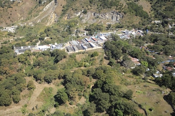 Continuarán con el trabajo coordinado y no se dará marcha atrás para retomar el control de los centros preventivos y de cumplimiento de condena. (@mingobguate)