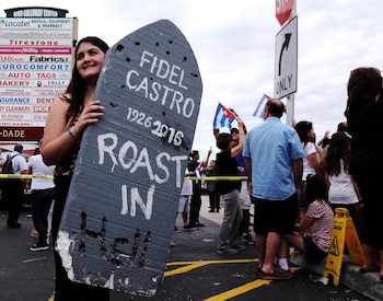 MIA01. MIAMI (ESTADOS UNIDOS), 26/11/2016.- Cubanos exiliados en Miami (Estados Unidos) celebran la muerte del líder de la revolución cubana Fidel Castro hoy, sábado 26 de noviembre de 2016. Después de la fiesta vivida hasta primeras horas de la mañana en la Calle 8 de la Pequeña Habana hoy llegó la hora de la reflexión sobre el impacto que puede tener en Cuba la desaparición del comandante de la Revolución de 1959. EFE/Gastón De Cárdenas