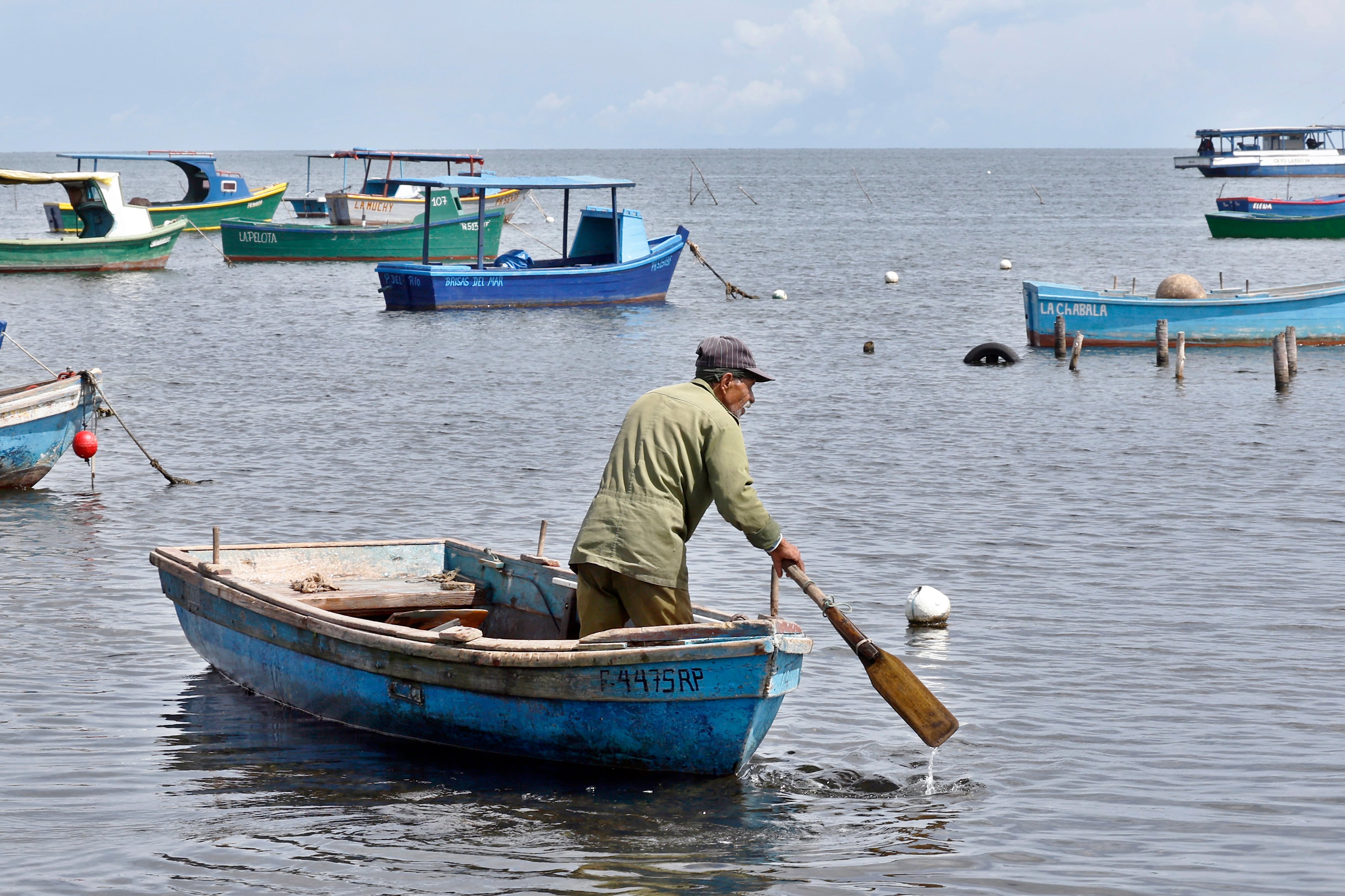 Fotografía del 29 de septiembre de 2026 de un pescador navegando en su embarcación en la zona pesquera de Puerto Esperanza, en Pinar del Río (Cuba). EFE/ Ernesto Mastrascusa