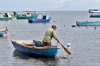 Fotografía del 29 de septiembre de 2026 de un pescador navegando en su embarcación en la zona pesquera de Puerto Esperanza, en Pinar del Río (Cuba). EFE/ Ernesto Mastrascusa