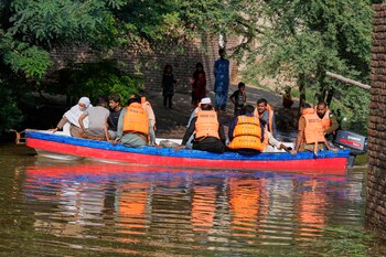 Rescatistas evacuan a aldeanos de