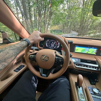 El auto tiene una pantalla