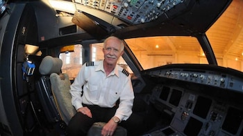 Quién es el capitán Sully, el héroe piloto detrás del “Milagro en el Hudson”