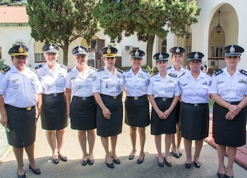 Las mujeres deben usar falda