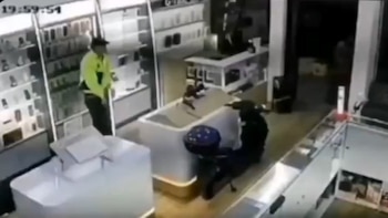 Un robo en Soacha incluyó la suplantación de autoridad con prendas de la Policía Nacional y el uso de armas de fuego en un local de celulares - crédito Policía Soacha