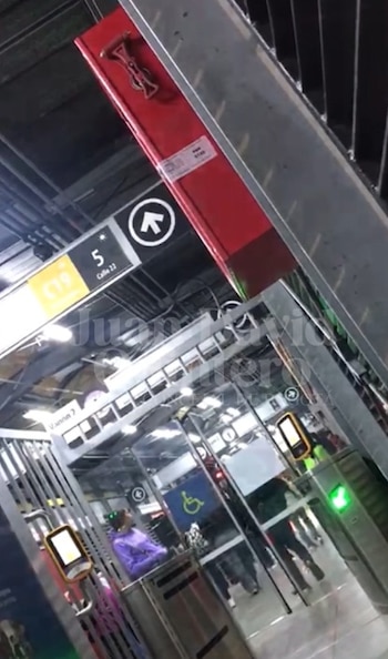 En la grabación, otra mujer tomó el mismo aparato y lo utilizó para dejar pasar a dos mujeres más al sistema de TransMilenio - crédito Captura video