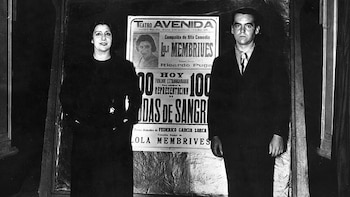 Federico García Lorca junto a Lola Membrives en el Teatro Avenida, donde se presentaba "Bodas de sangre"