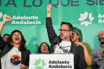 El candidato de Adelante Andalucía, José Ignacio García (c), acompañado por su equipo y Teresa Rodríguez (3d) en la asociación sociocultural “La yerbabuena”, celebra los resultados electorales del partido tras los comicios en Andalucía, este domingo en Jerez de la Frontera (EFE/Román Ríos)