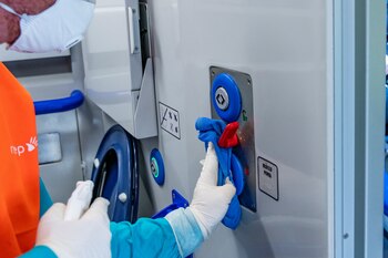 Un limpiador desinfecta un tren