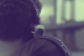 Al llegar, cada asistente recibe un par de auriculares inalámbricos para escuchar, en tiempo real y de manera individual, la banda sonora de música electrónica de baile (EDM) y los recursos de drama sonoro que acompañan la narrativa del recorrido