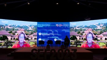 Speakers internacionales saludaron y brindaron