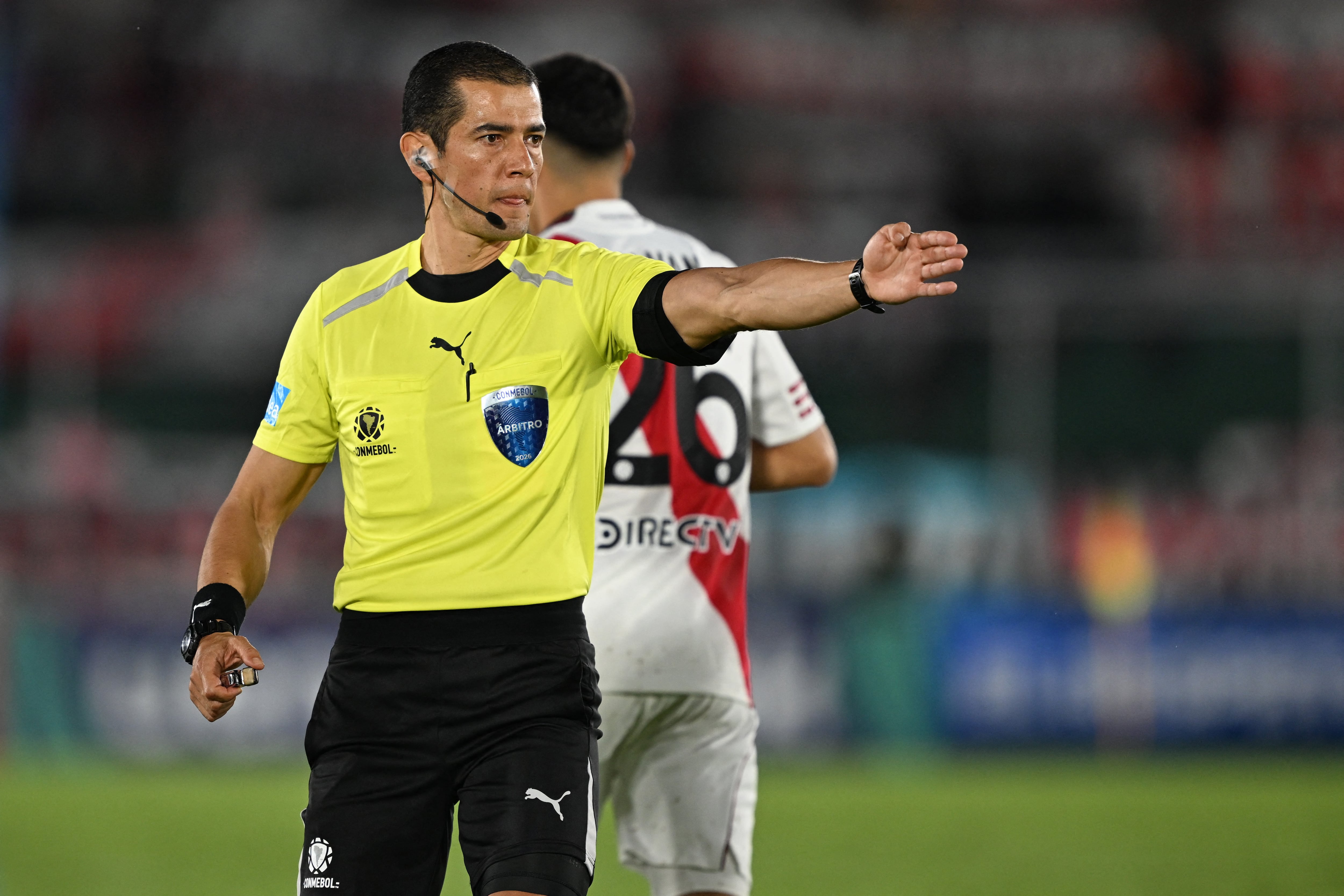 El colombiano Andrés Rojas fue el árbitro designado para el partido entre River Plate y Blooming en Santa Cruz de la Sierra - crédito Aizar Raldes/AFP