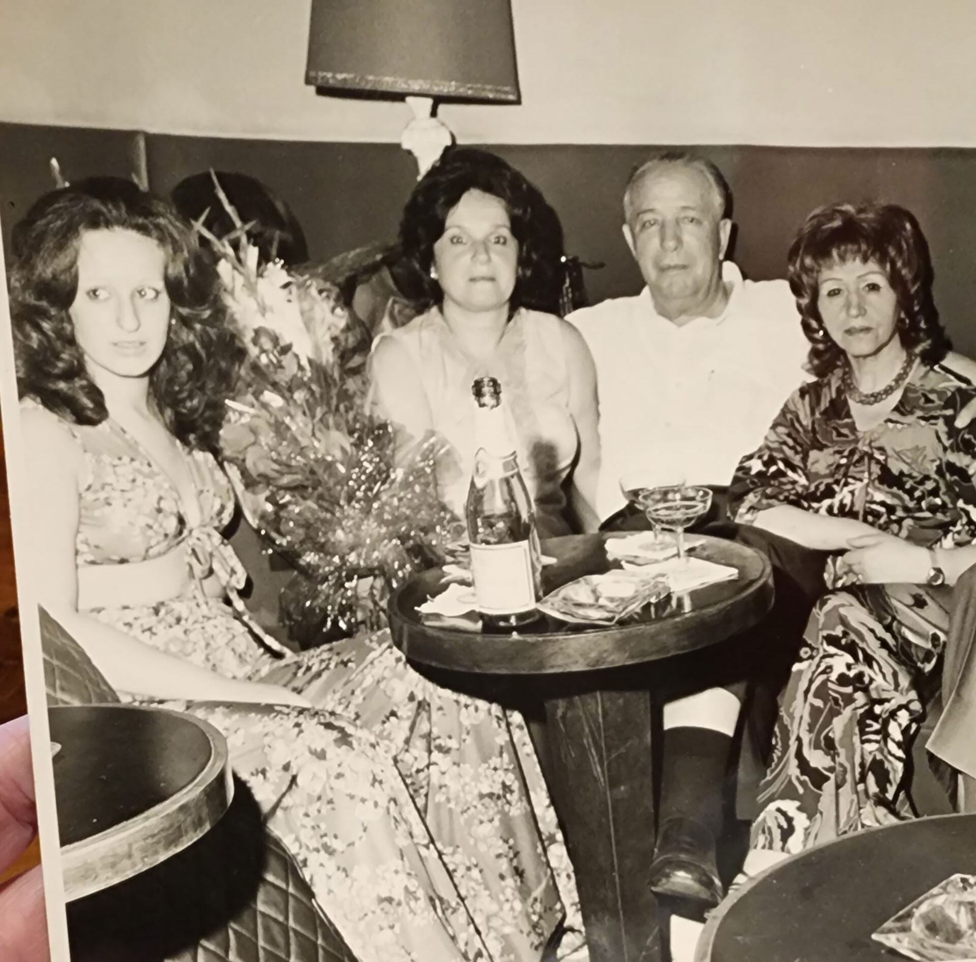 Julia Zenko, a sus 15, junto a su madre Paulina, su abuelo Simón y Etale, su mujer, en el cabaret brasileño Galo Vermelho, propiedad del matrimonio