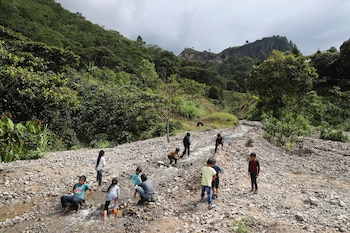 Niños indígenas tsotsil juegan en la aldea de Majomut, tras ser desplazados de su pueblo en Chenalhó, estado de Chiapas, México, el 12 de octubre de 2022. REUTERS/Jacob Garcia