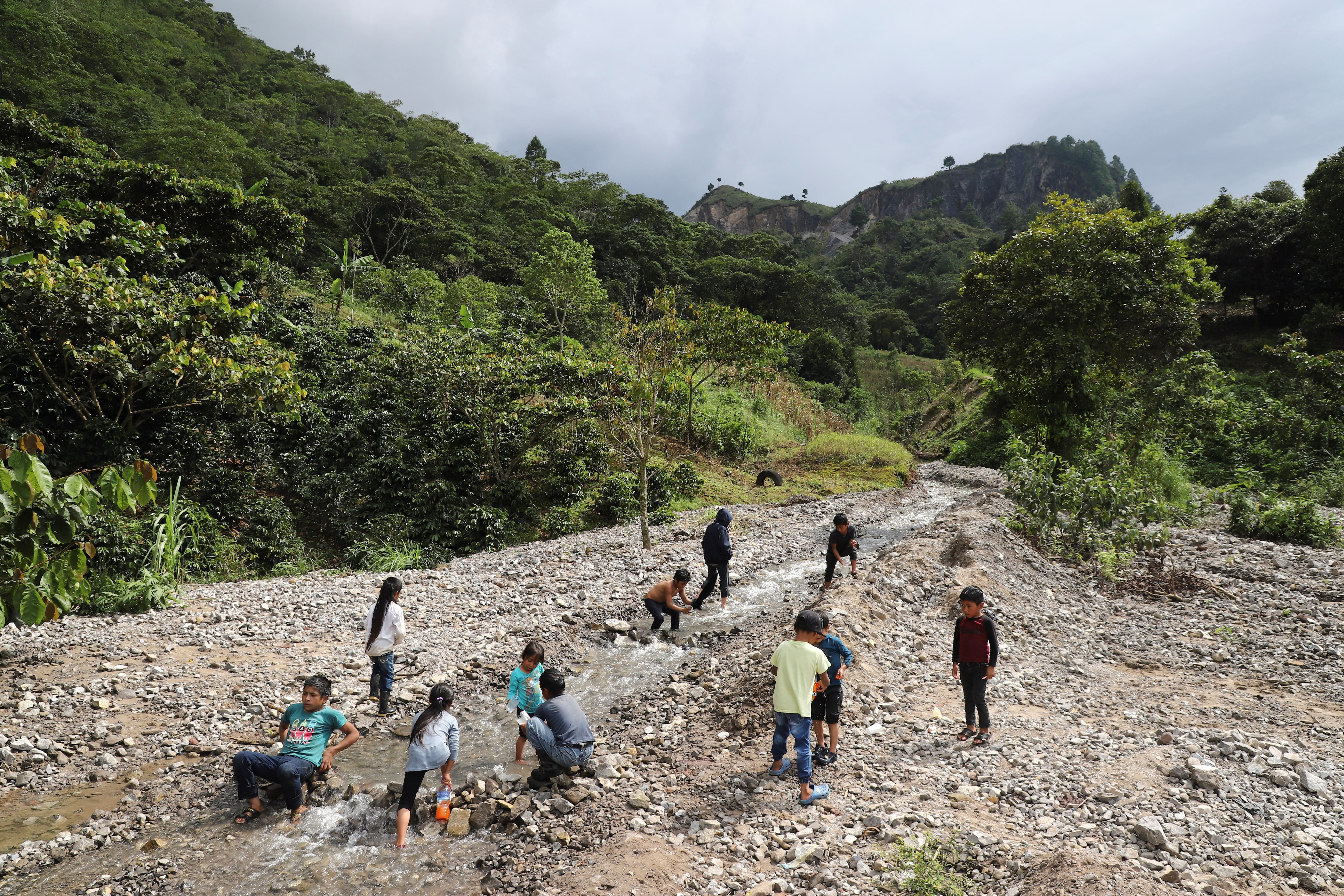 Niños indígenas tsotsil juegan en la aldea de Majomut, tras ser desplazados de su pueblo en Chenalhó, estado de Chiapas, México, el 12 de octubre de 2022. REUTERS/Jacob Garcia
