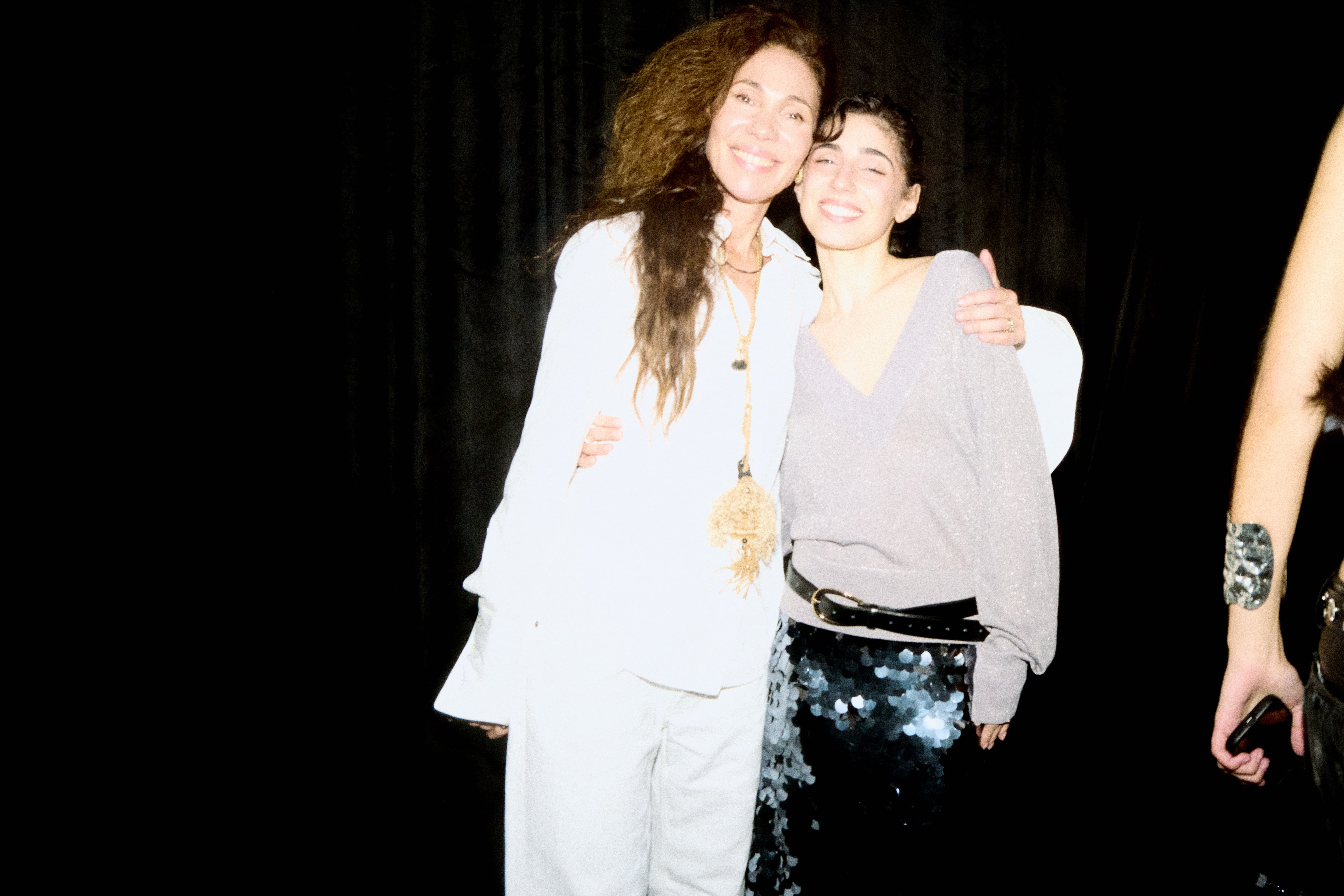 María Cher presentó a Zoe Hochbaum como la nueva embajadora de la marca en la noche de su 25 aniversario en BAFWEEK