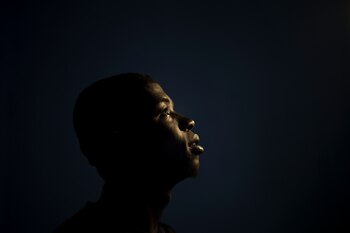 Soulayman Sangare, de Mali, posa