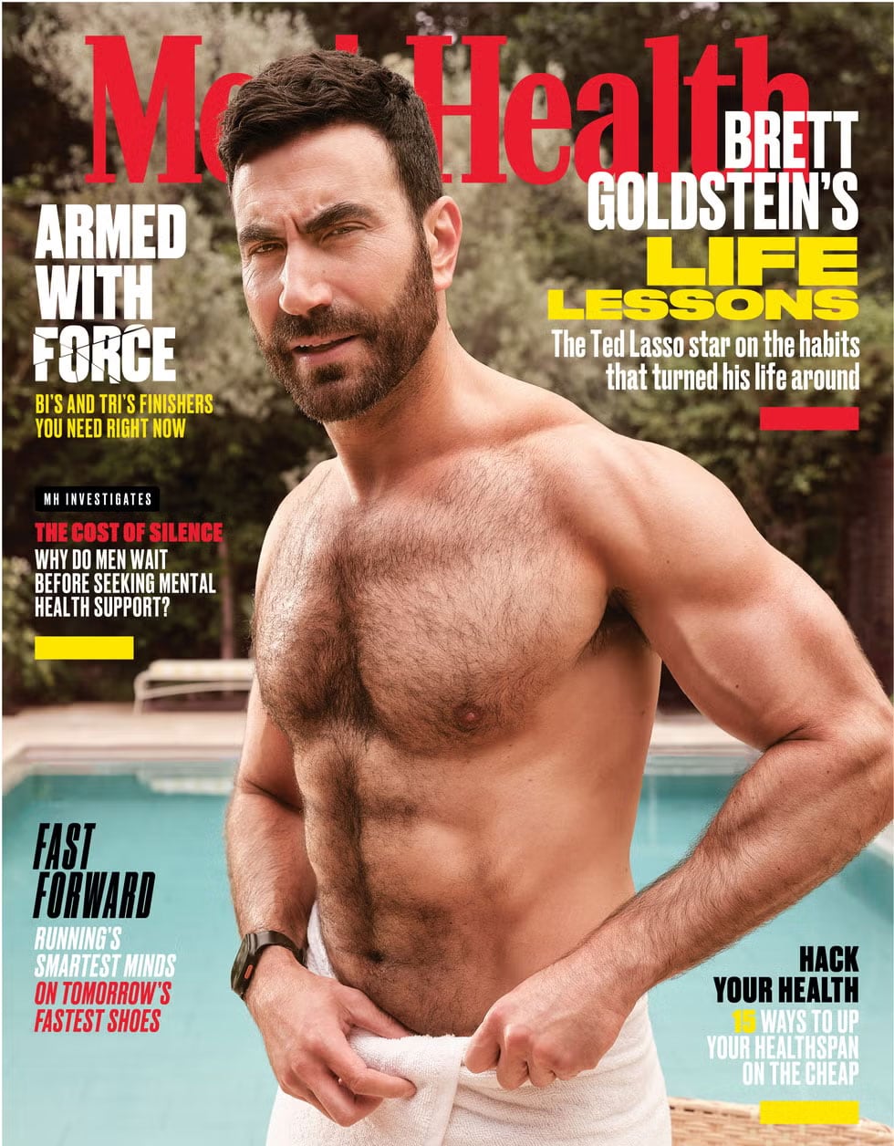 Brett Goldstein sostuvo en Men's Health que la combinación de fuerza de alta intensidad y actividad moderada en la recuperación sostiene su estado físico actual (Men's Health)
