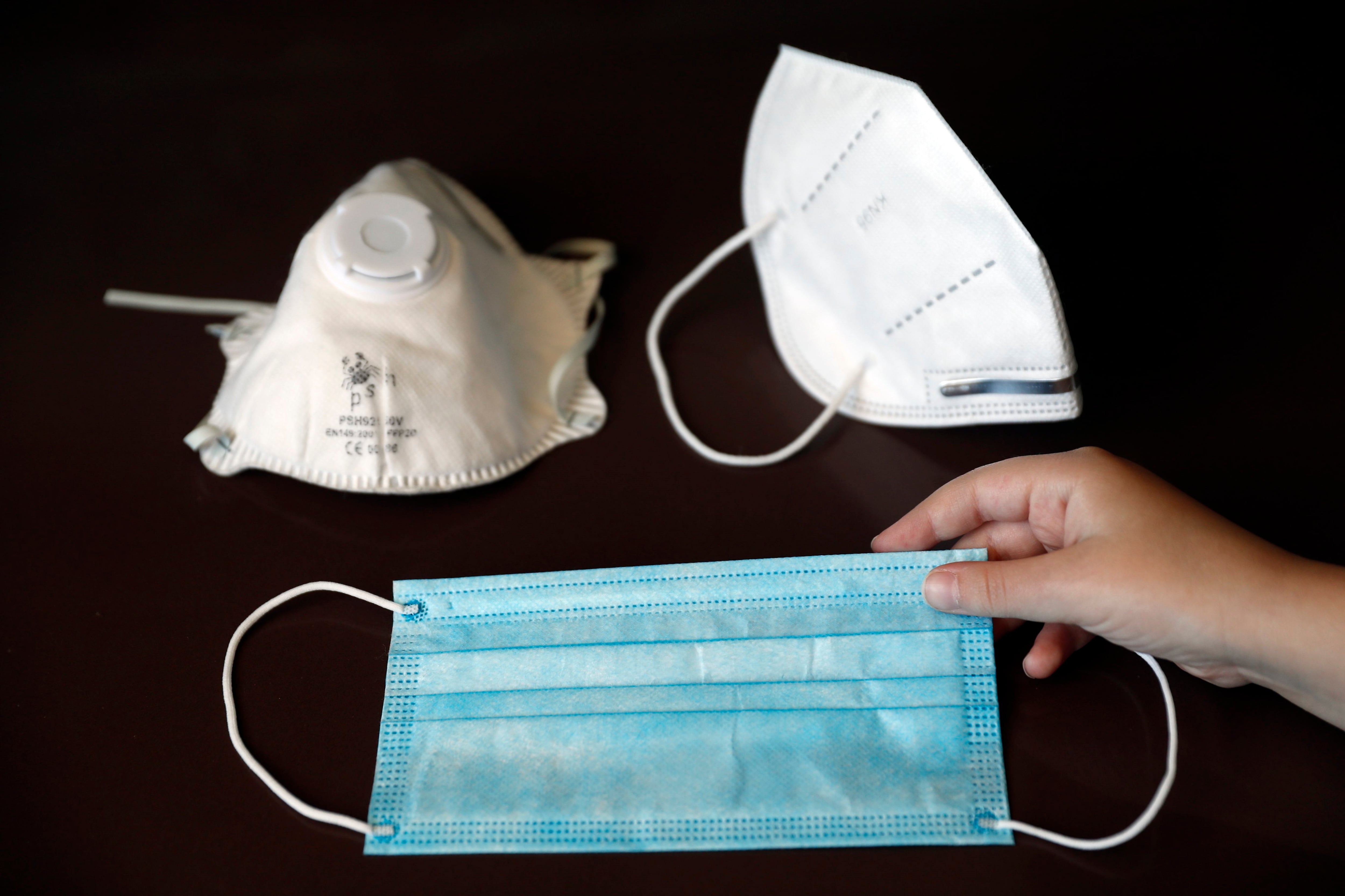 El uso de mascarillas N95 o P3 correctamente ajustadas es la mejor protección al salir al exterior durante episodios de humo de incendios forestales (EFE/LUIS TEJIDO)