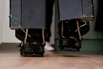 Kevin Piette muestra un exoesqueleto robótico creado por la empresa francesa Wandercraft para ayudar a los pacientes en silla de ruedas a aprender o reaprender a caminar, en Francia. (REUTERS/Sarah Meyssonnier)