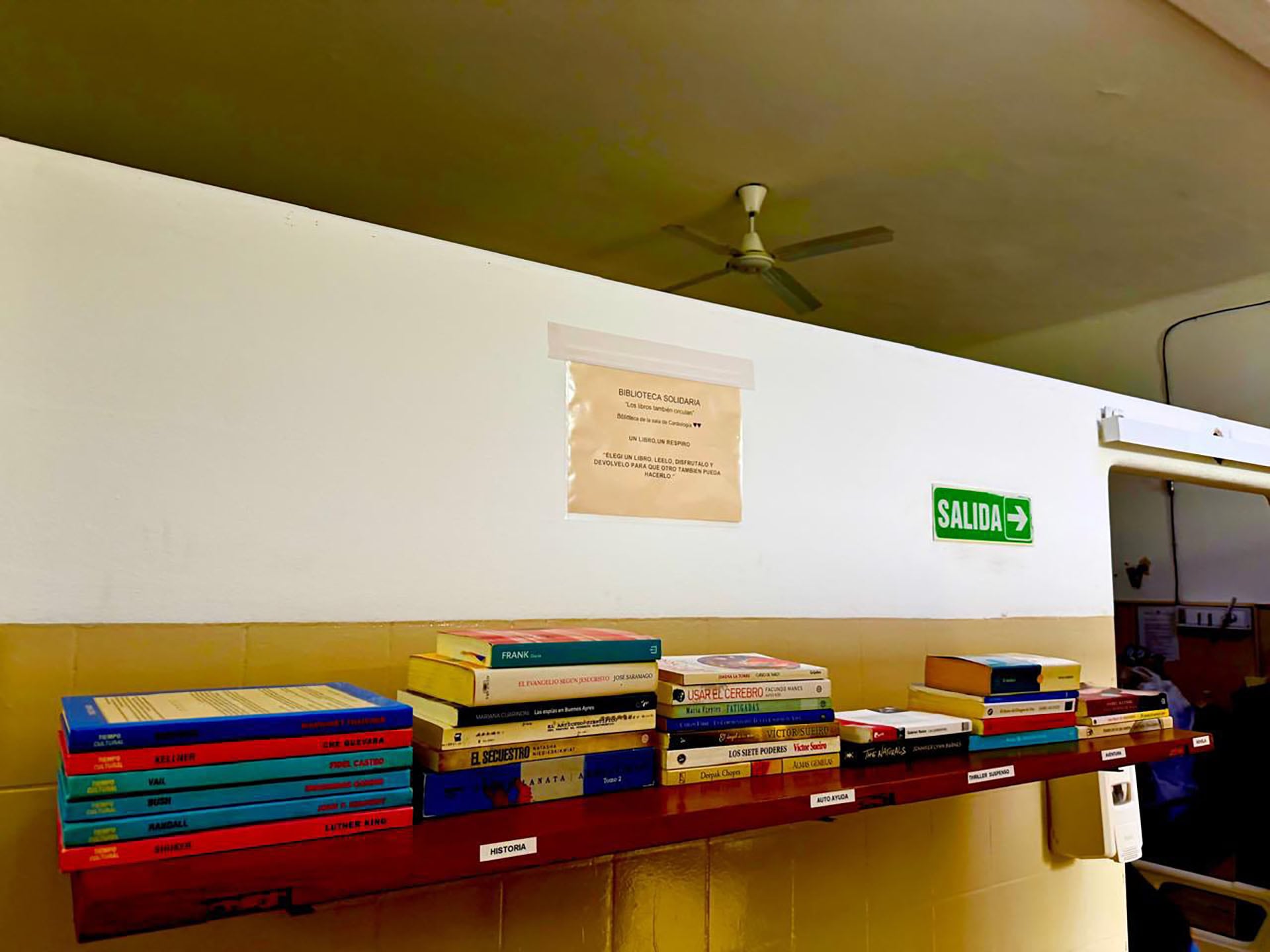 El primer estante con los primeros libros clasificados