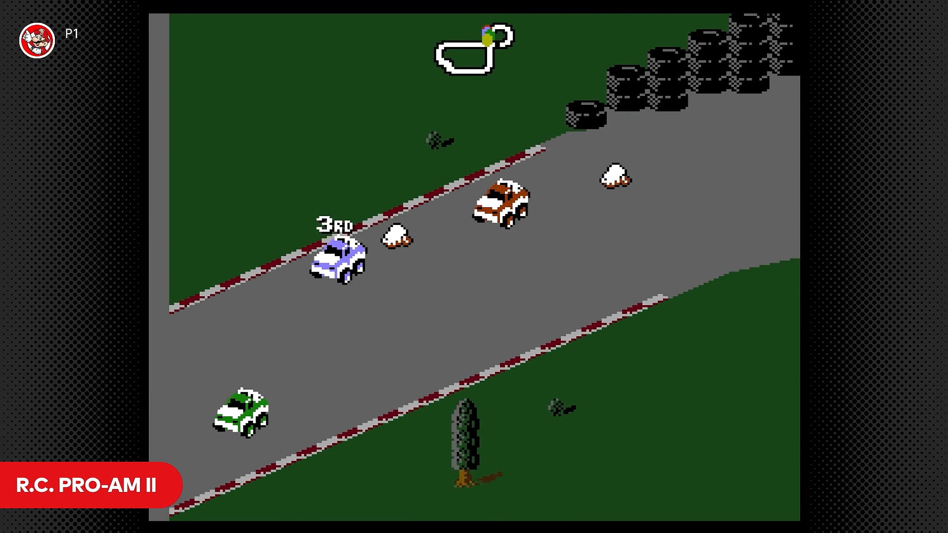Tres automóviles en miniatura compiten en una pista durante una partida del videojuego R.C. Pro-Am II. (Nintendo)