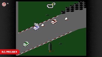 Pantalla de un videojuego en vista isométrica con tres coches sobre una pista gris flanqueada por hierba verde