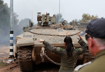 Un vehículo militar blindado israelí opera dentro de Israel, cerca de la frontera entre Israel y Líbano. 15 de abril de 2026
REUTERS/Florion Goga