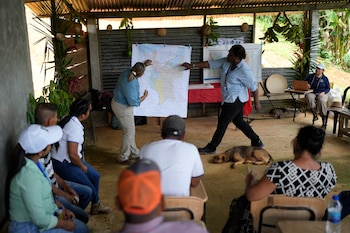 Funcionarios del Canal de Panamá se han reunido con moradores de Río Indio para explicarles el impacto del proyecto en el área. (AP Foto/Matias Delacroix)