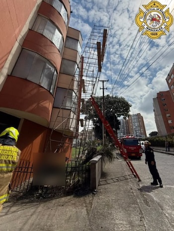 Investigan muerte de dos trabajadores tras accidente con un andamio en el barrio Palermo de Manizales - crédito @BomberManizales/X