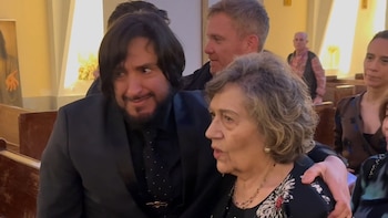 Rafael Amargo y su madre, Antonia, unidos en un emotivo abrazo tras la muerte de su padre