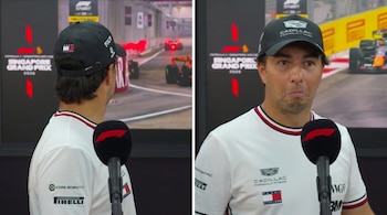 Imagen dividida en dos partes con un piloto que viste gorra negra y camiseta blanca mientras mira una pantalla y habla ante un micrófono.