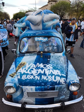 La locura de los hinchas argentinos antes de la despedida de Lionel Messi (Infobae)