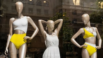 El ‘fast fashion’ ahoga: cada vez nos deshacemos de más ropa, pero el sistema solo reutiliza el 13% por persona, según un estudio