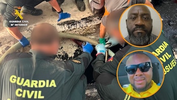 Los agentes recuperando los dos