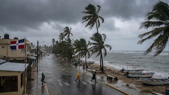 Activan alerta verde y amarilla ante amenaza de fuertes lluvias e inundaciones por vaguada en República Dominicana