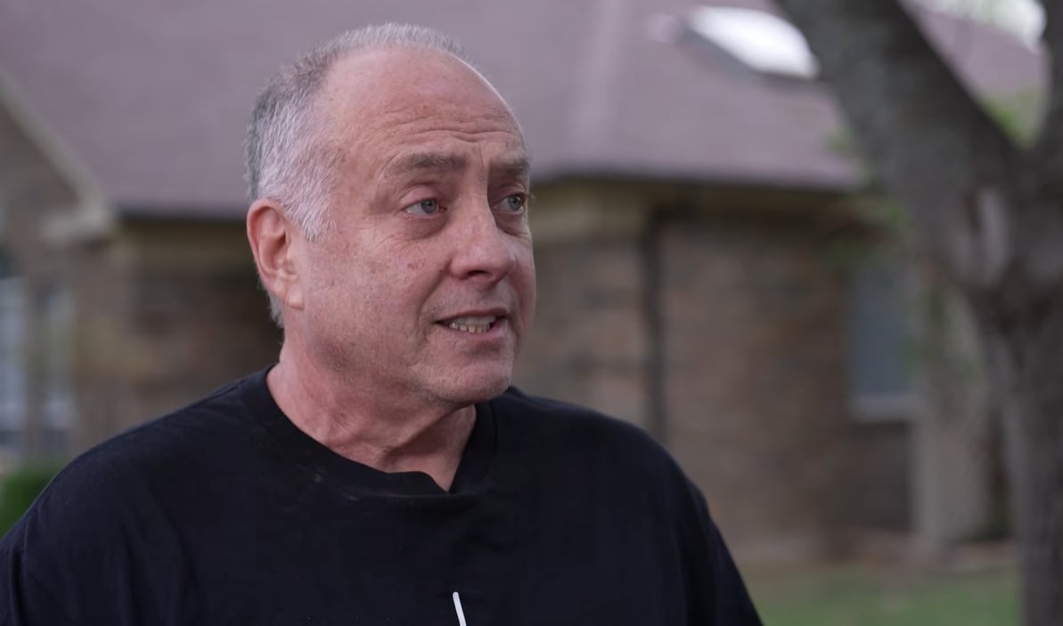 El padre de la víctima, Jeff Metcalf, fue una presencia constante durante el juicio y las declaraciones familiares (WFAA)