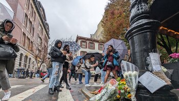 Fans dejan flores a los