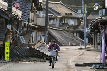 Una mujer pedalea entre casas