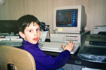 Kyle Bylin con una computadora en Adams - cambiado al nacer