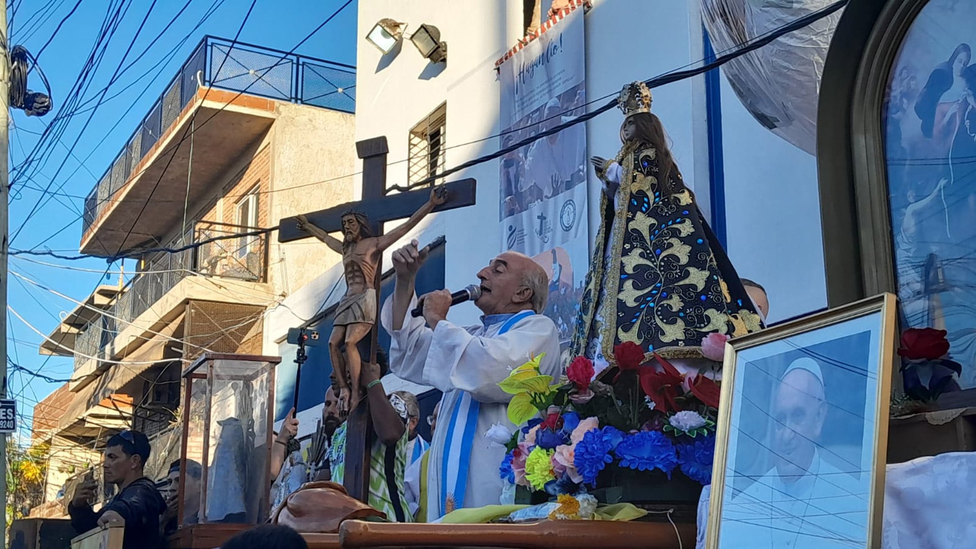 El Padre Toto en la misa celebrada en la Parroquia Virgen de los Milagros de Caacupé, en la Villa 21-24, donde se inició el compromiso de fe llamado
