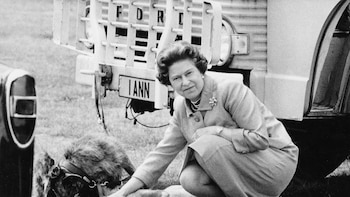 El lugar histórico donde están enterrados todos los perros de Isabel II: una residencia real para los más de treinta corgis que tuvo la reina de Inglaterra