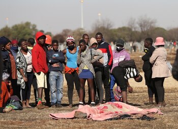 Lugareños y familiares junto al