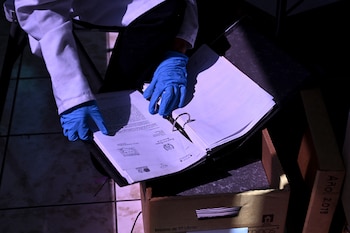 Entre los archivos de guerra de Guatemala, así se ve una jornada de documentación de archivos de guerra