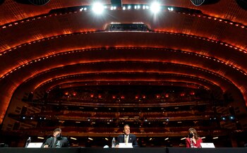 El gobernador de Nueva York, Andrew Cuomo (c), junto a James Dolan (i), CEO de Madison Square Garden, y Jane Rosenthal, cofundadora y directora ejecutiva del Festival de Cine de Tribeca, durante una rueda de prensa en el Radio City Music Hall en Nueva York (EE.UU.), hoy 17 de mayo de 2021. EFE/Justin Lane