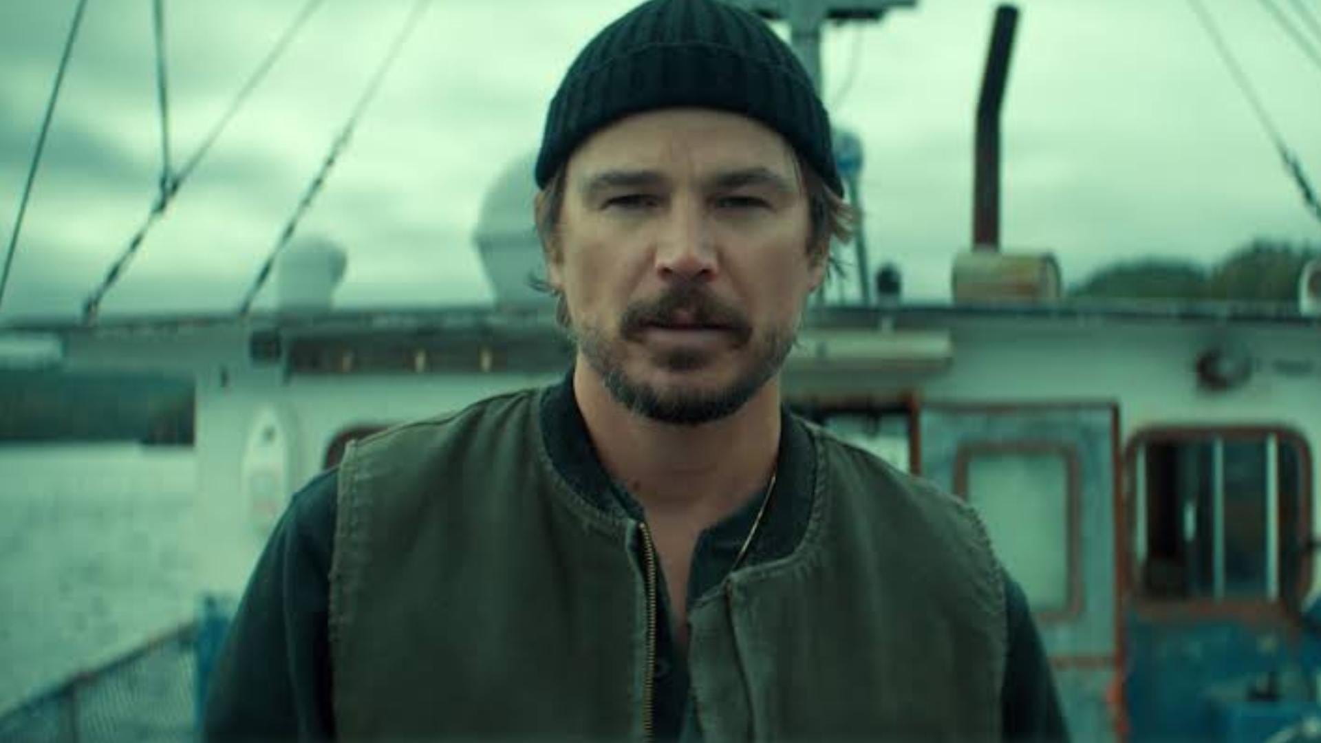El personaje de Josh Hartnett reduce un iceberg a cañonazos para alejar al calamar de las costas habitadas. (Netflix)