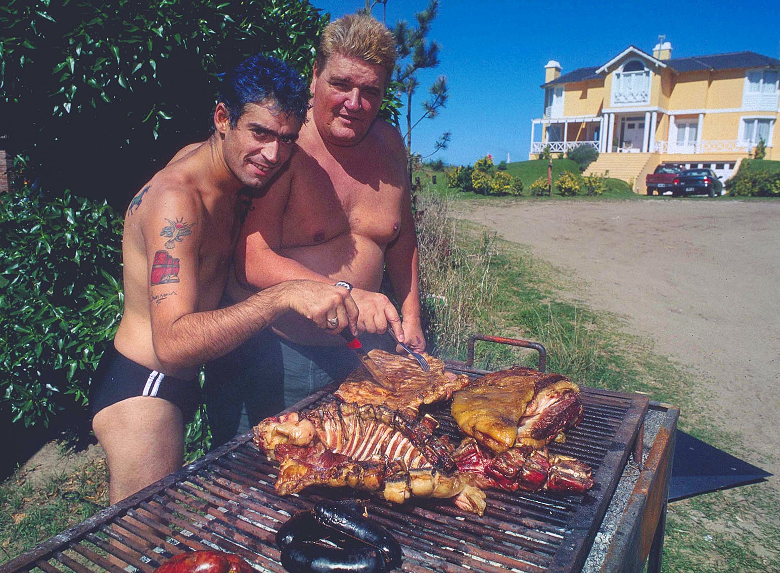 Rodrigo Bueno junto a Pepe Gozalo, su manager, en Pinamar (Maximiliano Vernazza)