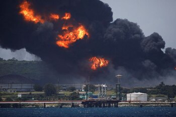 El fuego se ve sobre los tanques de almacenamiento de combustible, el sábado (Reuters)