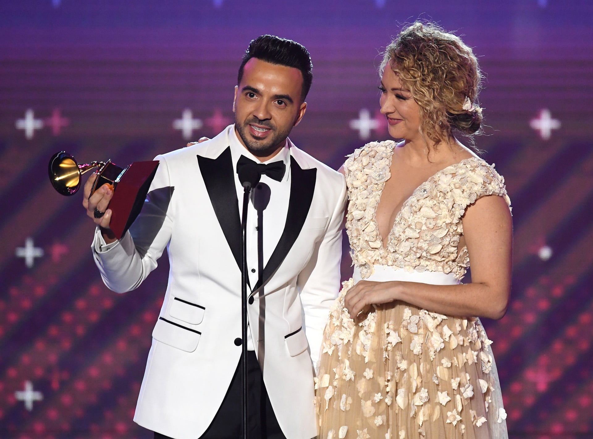 Luis Fonsi y Erika Ender obtuvieron el premio Canción del año por